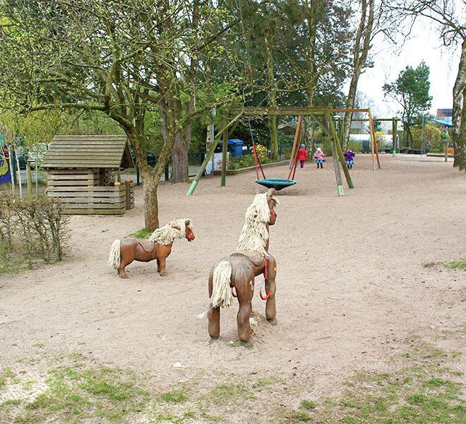 Holzpferde, Hütte und Schaukeln